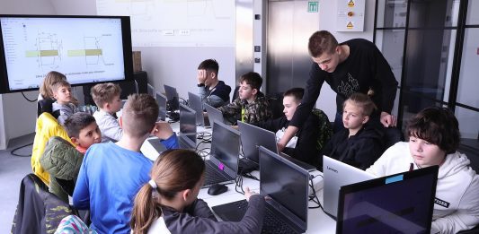 Mladi Karlovčani STEManimirani u svijetu 3D tehnologija zahvaljujući “Teslinoj STEM priči”