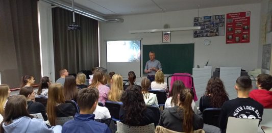 Unaprjeđenje obrazovanja: Ogulinska gimnazija domaćin predavanja o umjetnoj inteligenciji