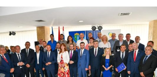 Uručeno 15 ugovora ukupne vrijednosti 5,52 milijuna eura za projekte revitalizacije depriviranih područja Sisačko-moslavačke županije
