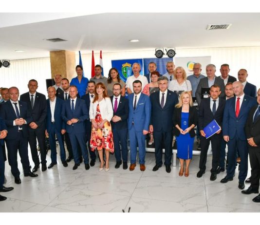Svečano uručivanje ugovora o financiranju za revitalizaciju depriviranih područja Karlovačke županije