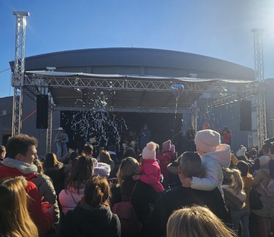 Zsa Zsa na dječjem dočeku Nove godine, podjela sarme i dječja tombola