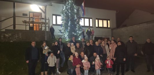 Žitelji Svetog Jakova okitili bor