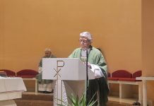 Fra Marijan Jelušić s bivšim župljanima