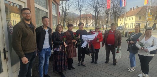 Ruže i karanfili za Dan žena