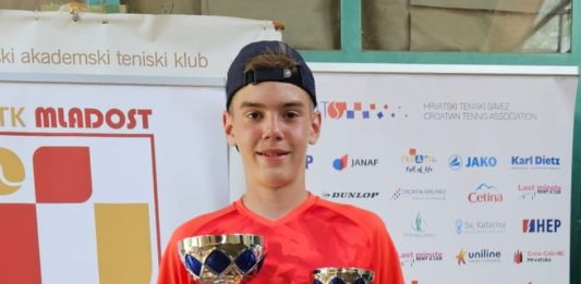Ivano Božičević državni prvak u parovima i 3. pojedinačno do 14 godina u tenisu.