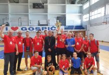 Ogulinski ministranti s peharom za 2. mjesto iz(a) Gospića