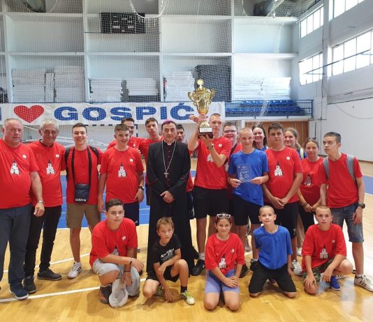 Ogulinski ministranti s peharom za 2. mjesto iz(a) Gospića