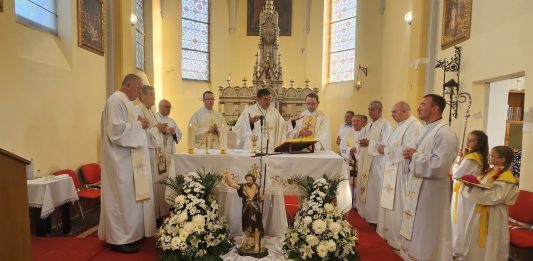 Biskup Medo na proslavi Rođenja Ivana Krstitelja u Tounju