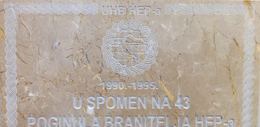 Ogulinski branitelji HEP-a sudjelovali na postavljanju spomen ploče za 43 poginula branitelja na Udbini