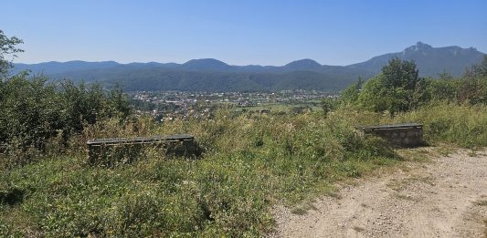 Zapušten vidikovac kod križa na Kopaniku