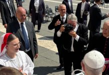 Kud Klek s papom Lavom XIV.-uručili mu monografiju KUD-a