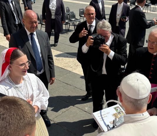 Kud Klek s papom Lavom XIV.-uručili mu monografiju KUD-a