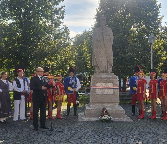 Pozadina izjave gradonačelnika Dalibora Domitrovića da je 1990. kip kralja Tomislava nestručno obnovljen. “Tko se uzdiže poniziće se, a tko se ponizi uzvisiće se”
