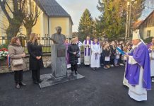 Otkrivena bista prvog gospićko-senjskog biskupa Mile Bogovića
