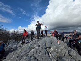 Brojni planinari HPD Kleka na Stazi valova i krša i kuša.