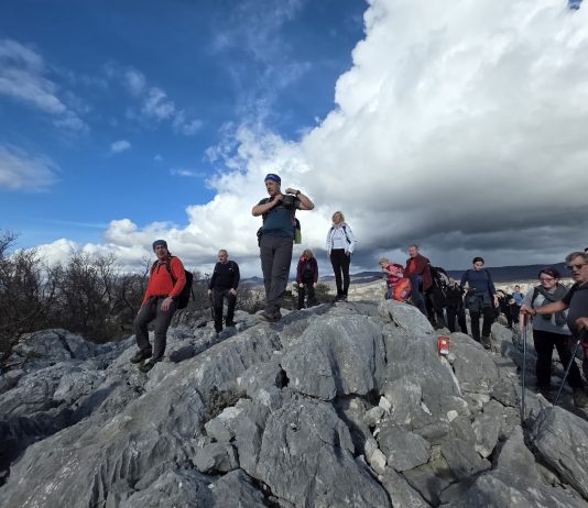 Brojni planinari HPD Kleka na Stazi valova i krša i kuša.