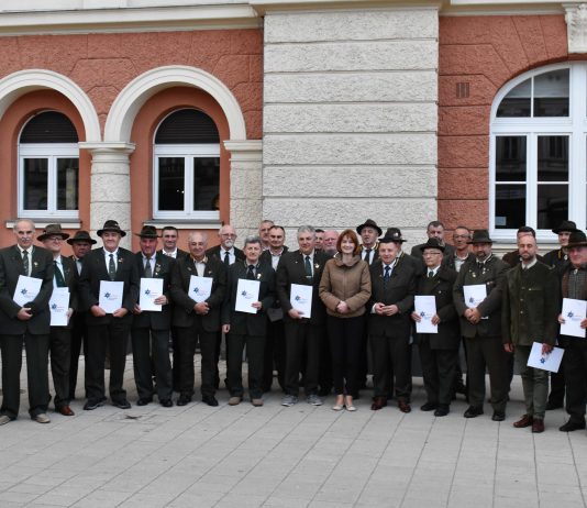 Uručeni ugovori o produljenju zakupa prava lova u Karlovačkoj županiji, ugovori za lovce iz Zagorja, Josipdola, Tounja i Drežnice