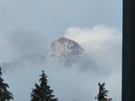 Klek u oblacima i magli