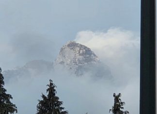 Klek u oblacima i magli