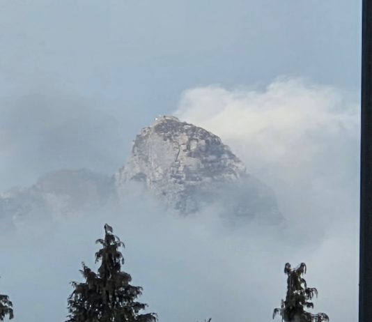 Klek u oblacima i magli