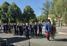 Uoči Dana državnosti zapaljene svijeće i položeni vijenci za poginule branitelje