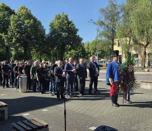 Uoči Dana državnosti zapaljene svijeće i položeni vijenci za poginule branitelje
