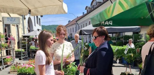 Zajednica žena HDZ-a Katarina Zrinski Ogulin tradicionalnom podjelom plavog irisa potiče preventivne preglede