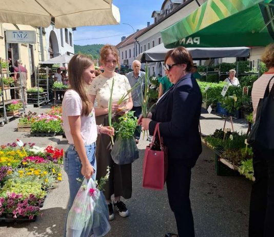 Zajednica žena HDZ-a Katarina Zrinski Ogulin tradicionalnom podjelom plavog irisa potiče preventivne preglede