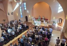 Oproštaj župljana župe bl. A. Stepinca s fra Mirkom Kraljem