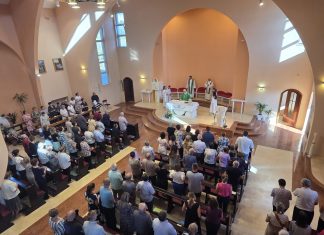 Oproštaj župljana župe bl. A. Stepinca s fra Mirkom Kraljem