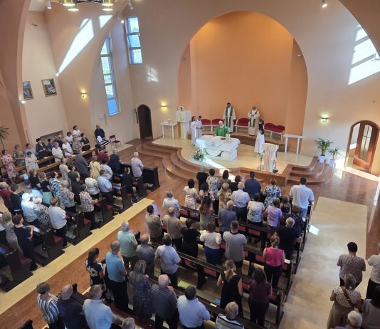 Oproštaj župljana župe bl. A. Stepinca s fra Mirkom Kraljem