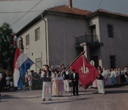 Uoči proslave Rokove u Lomostu, detalji s obnoviteljske procesije 1990. godine