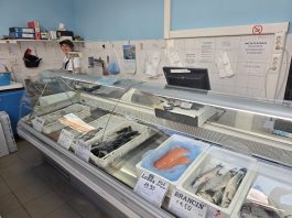 Dobra ponuda morske i riječne ribe u ribarnici na tržnici