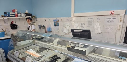 Dobra ponuda morske i riječne ribe u ribarnici na tržnici