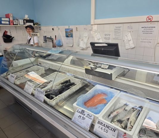 Dobra ponuda morske i riječne ribe u ribarnici na tržnici