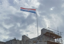 Spomendan Hrvatskog sabora, hrvatska zastava na Starom gradu Cetinu